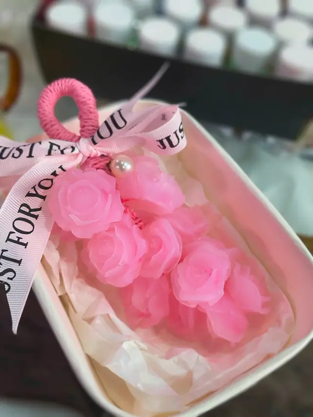 Chùm xà phòng hoa hồng màu hồng trong hộp lót giấy lụa, nơ in chữ “Dành riêng cho bạn”