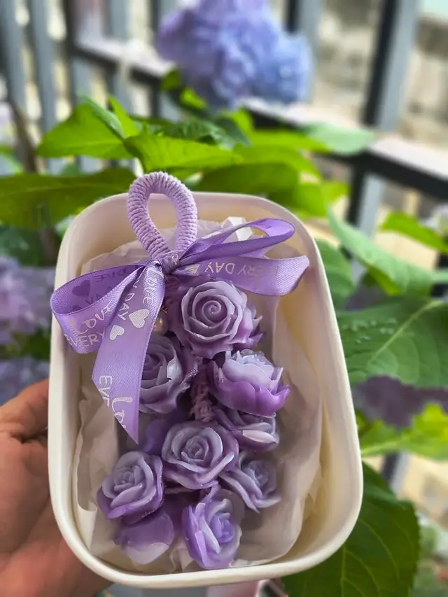 Chùm xà phòng hoa hồng tím trong hộp giấy, nơ in chữ “Yêu mỗi ngày”