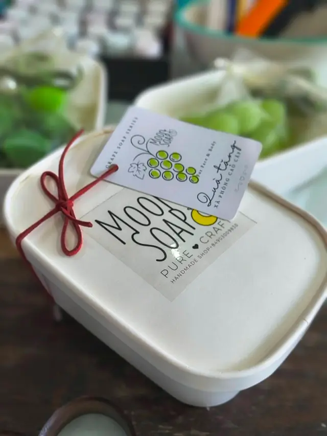 Hộp quà Moon Soap buộc dây đỏ, kèm thẻ quà tặng xà phòng Chùm Nho