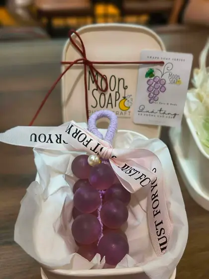 Chùm xà phòng hình nho tím, nơ ruy băng hồng in chữ “Dành riêng cho bạn”