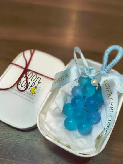 Chùm xà phòng hình nho xanh biển, ruy băng in chữ “Yêu từ cái nhìn đầu tiên”